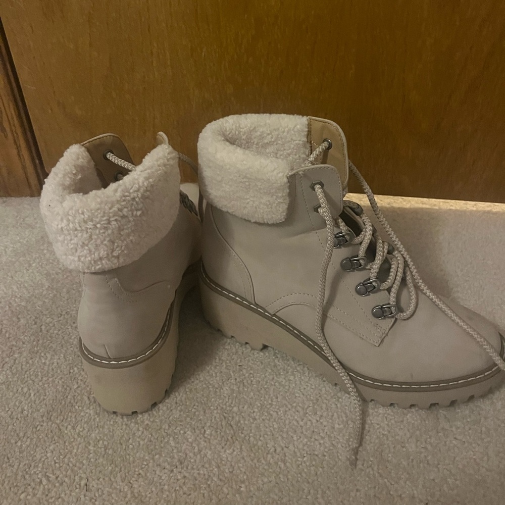 Women’s 8.5 Hiking Winter Boots